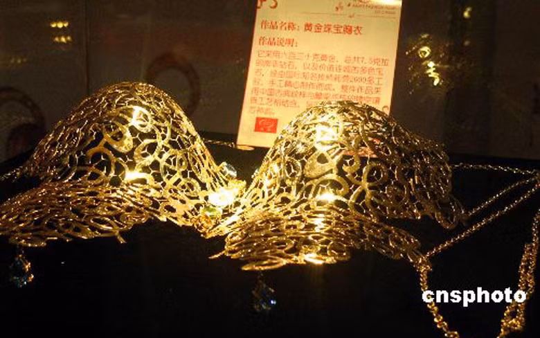 Áo lót bằng vàng được trưng bày tại Bắc Kinh (Trung Quốc). Phải mất 2.000 giờ mới có thể hoàn thành tác phẩm độc đáo này.