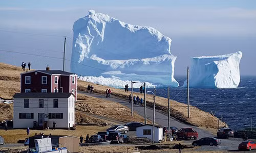 Mo cua nha, giat minh thay nui bang sung sung truoc mat