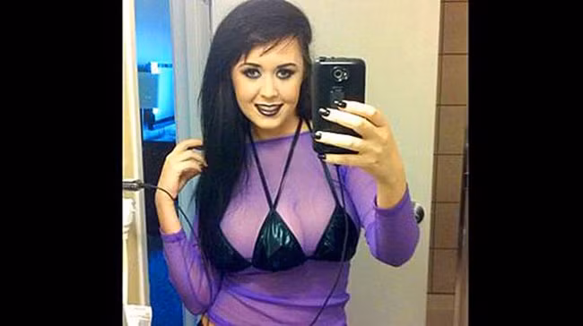 Alisha Hessler là cô gái đặc biệt có tới 3 bầu ngực. Bầu ngực thứ 3 có được là do cô đã tiến hành một ca phẫu thuật.