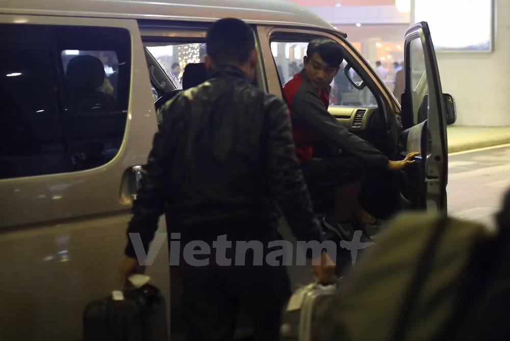 Các cầu thủ cũng ra xe, xếp đồ và di chuyển rất nhanh. Chuyến đi kéo dài 18 tiếng đã làm họ mệt mỏi. (Ảnh: Minh Chiến/Vietnam+)