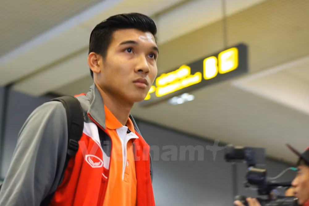 Vài phút sau khi ông Miura rời sảnh, các cầu thủ U23 Việt Nam mới xuất hiện. Họ gần như chia thành hai nhóm riêng biệt, không có bất kỳ mối liên hệ nào với nhau. (Ảnh: Minh Chiến/Vietnam+)