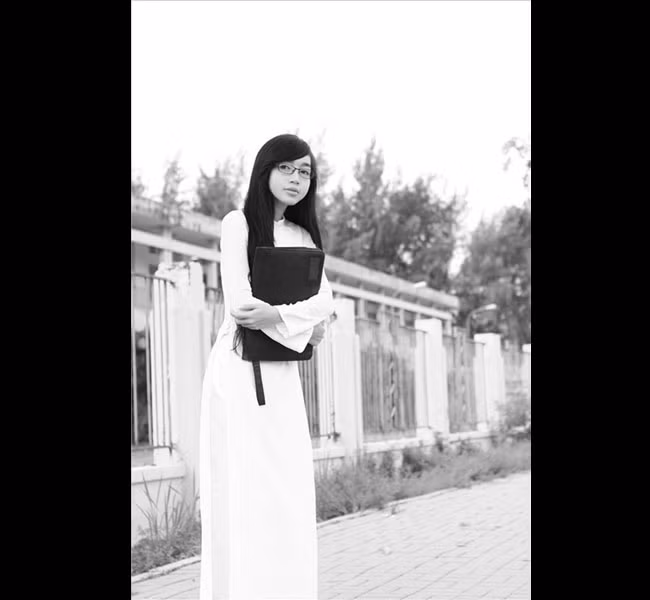 Ngay cả khi diện trang phục truyền thống, hot girl Sài thành cũng tìm cho mình cơ hội khoe đường cong quyến rũ bằng cách chọn áo dài bó sát cơ thể.