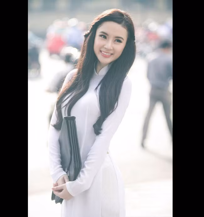 Angela Phương Trinh là hot girl nổi tiếng với phong cách ăn mặc táo bạo, sexy. Bởi vậy, khi diện áo dài truyền thống, cô khiến không ít người ngỡ ngàng bởi vẻ đẹp khác lạ.