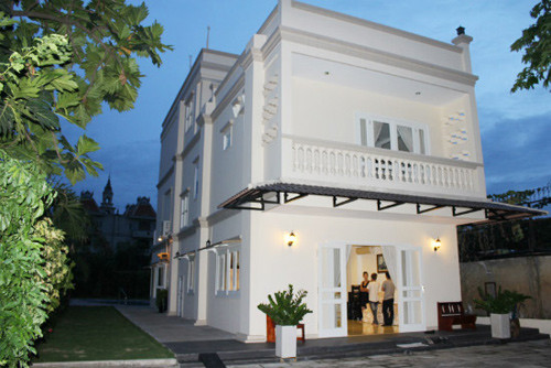 Đầu năm 2013, Diễm My cùng gia đình đón niềm vui mới khi chuyển về sống tại biệt thự vừa xây dựng xong. Dưới bàn tay chăm sóc khéo léo của nữ chủ nhân xinh đẹp, ngôi nhà rộng rãi trở nên yên bình và ấm cúng.