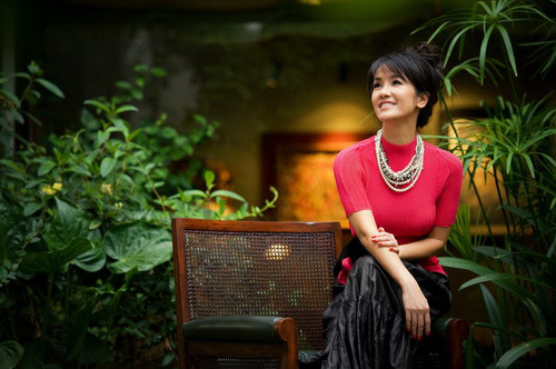 Không gian nhà mới của Bống rộng rãi hơn nhà cũ nhưng vẫn mang một phong cách Á Đông, gần gũi với thiên nhiên và khí hậu Việt Nam, ngôi nhà đẹp, tinh tế và cá tính không kém “khu vườn yên tĩnh” trước đây. Đặc biệt, không gian nhà rất hợp để Bống có thể treo hết bộ tranh sưu tập suốt 20 năm qua của mình.