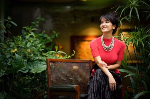 Không gian nhà mới của Bống rộng rãi hơn nhà cũ nhưng vẫn mang một phong cách Á Đông, gần gũi với thiên nhiên và khí hậu Việt Nam, ngôi nhà đẹp, tinh tế và cá tính không kém “khu vườn yên tĩnh” trước đây. Đặc biệt, không gian nhà rất hợp để Bống có thể treo hết bộ tranh sưu tập suốt 20 năm qua của mình.