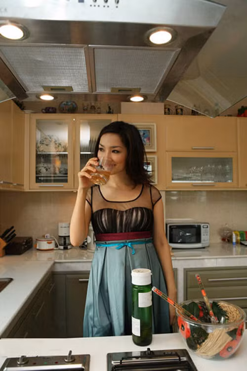 Phòng khách thông với nhà bếp và có quầy mini bar ấn tượng.