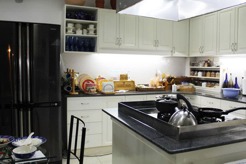 Khu phòng bếp sạch sẽ với tông màu sáng, ngăn nắp và tiện lợi.