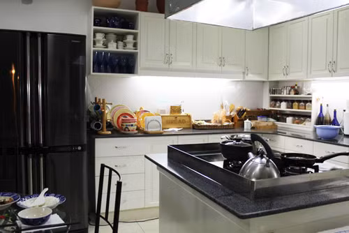 Khu phòng bếp sạch sẽ với tông màu sáng, ngăn nắp và tiện lợi.