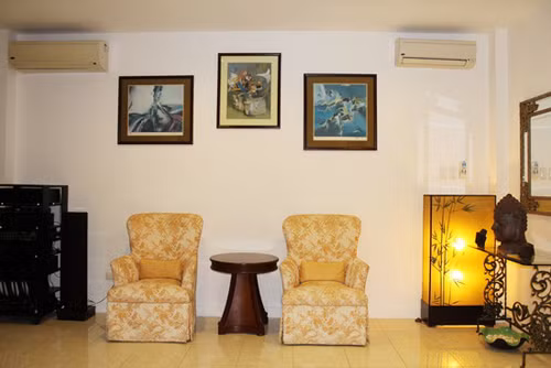 Một góc phòng khách được Diễm My dùng làm nơi trưng bày những đồ kỷ niệm. Tất cả những kỷ vật từ xa xưa đều được người đẹp giữ gìn một cách vô cùng cẩn thận. Cô vẫn nhớ như in xuất xứ của từng món đồ dù là nhỏ nhất, bởi chúng đều là quà tặng từ những người thân thiết trong gia đình nhân những sự kiện trọng đại.