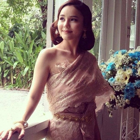 Thái Lan: Dù là đất nước ưa chuộng thẩm mỹ nhưng những cô gái Thái Lan cũng nhìn rất tuyệt vời. Phụ nữ Thái khôn khéo, linh hoạt trong ứng xử và yêu thương nhân loại, vì thế, họ luôn có một vẻ đẹp dịu dàng.