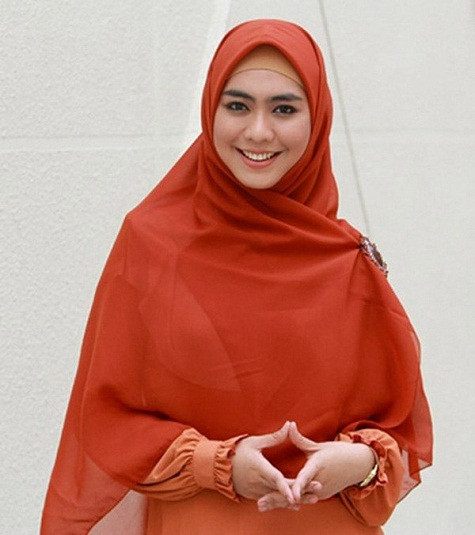 Indonesia: Con gái Indonesia có vẻ đẹp tự nhiên, hài hòa. Những cô gái ở đất nước này rất thông minh, thân thiện,hòa nhã. Ở Indonesia có nhiều dân tộc khác nhau và mỗi dân tộc mang một vẻ đẹp riêng. Vì thế, ở đây bạn có thể bắt gặp các cô gái xinh đẹp với nhiều màu da khác nhau như oliu, vàng, đen, nâu.