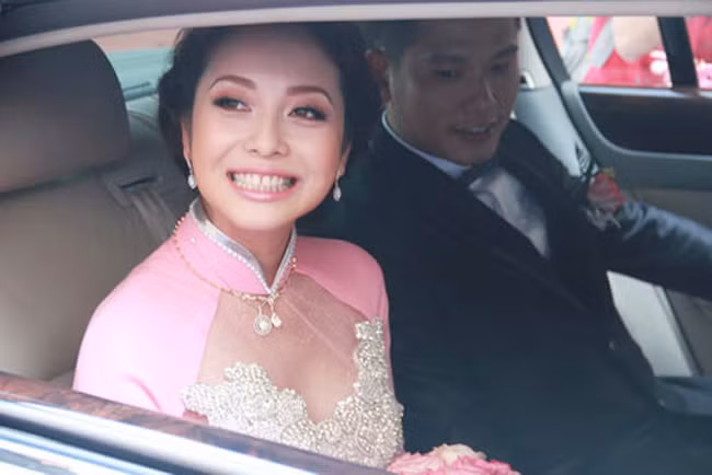 Cuối tháng 12/2012, Jennifer Phạm lên xe hoa lần thứ 2 với đại gia Đức Hải trên chiếc xe Bentley Continental Flying Spur có giá 10 tỷ đồng.