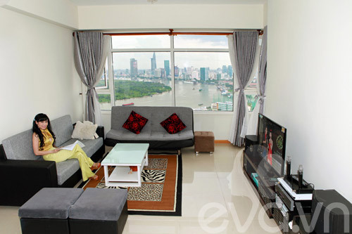 Uyên Thảo sống cùng con trai trong khu chung cư cao cấp Sài Gòn Pearl ở quận 7 TP HCM. Căn hộ của chị nằm trên tầng 26. Đây là một trong những căn phòng có view đẹp nhất tòa nhà, từ đây có thể ngắm nhìn toàn cảnh sông Sài Gòn lung linh và huyền ảo vào buổi tối. Phòng khách có cửa sổ rộng giúp chị có thể ngắm cả thành phố vào đêm.