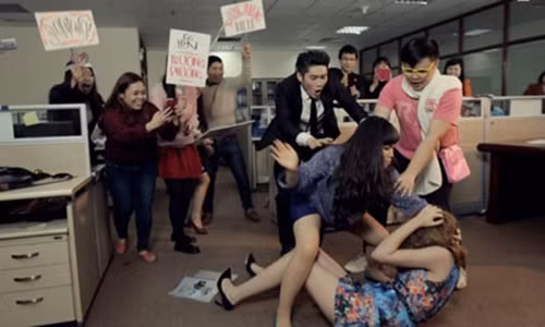 Danh ghen kinh hoang: Lot sach quan ao, phun son do len nguoi