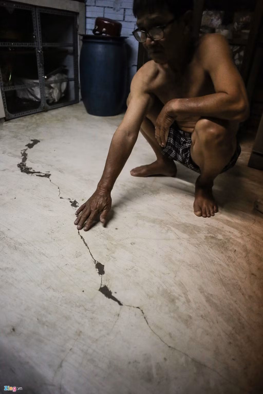 Ông Nguyễn Bá Tạo (63 tuổi) đã ở đây từ khi chào đời. Ông cho biết: "Hồi đó thân cây còn nhỏ, nhưng của nhà nước nên gia đình không dám cắt bỏ hay sửa sang gì. Giờ nó lớn lên làm nứt hết nền nhà, cứ mỗi lần bị tình trạng như vậy tôi lại tôn nền lên. Nhưng cứ một thời gian lại đâu vào đấy".