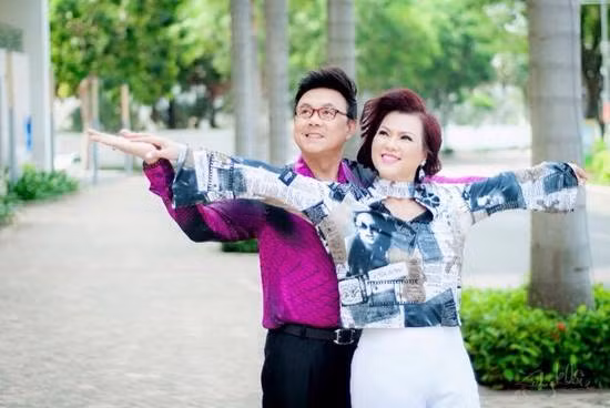 Sự bận rộn và khoảng cách địa lý không phải là trở ngại khiến tình cảm phai nhạt, mà nó càng khiến cặp đôi này thêm yêu thương, thấu hiểu lẫn nhau.