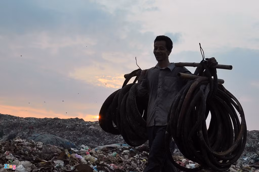 Một người đàn ông gánh "hàng" qua khu vực ruồi nhặng bay vo ve trước mặt.