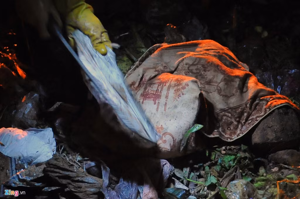 Có những phế liệu gây cảm giác kinh sợ nhưng họ vẫn đủ can đảm để bới lên xem thử.