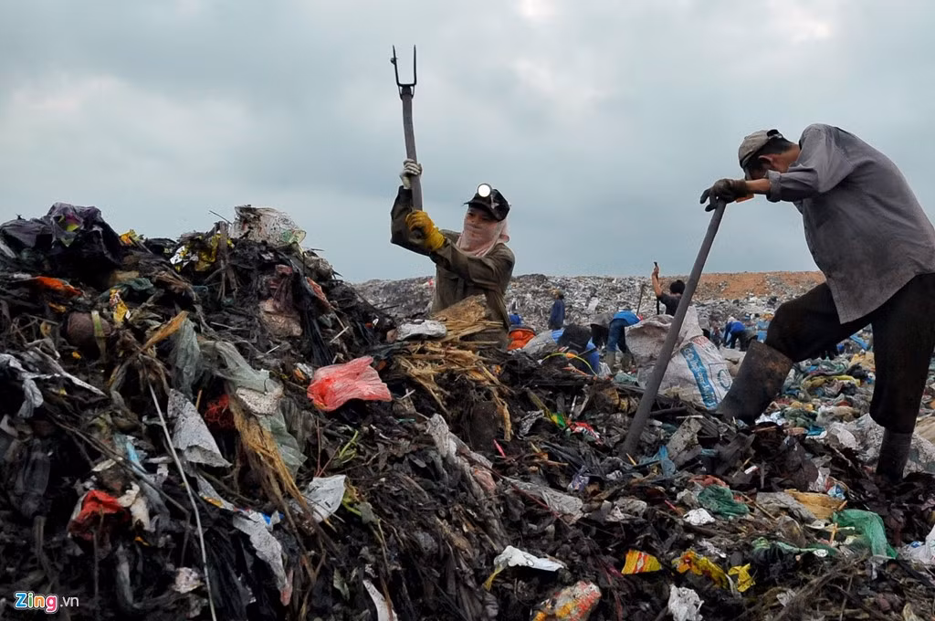 Chị Vân, người ở xã Nam Sơn, chia sẻ mặc dù công việc vất vả và độc hại nhưng làm lâu nên quen, không còn cảm giác ghê sợ như thời gian đầu. Bởi đây là nguồn thu nhập chính của cả hai vợ chồng chị.