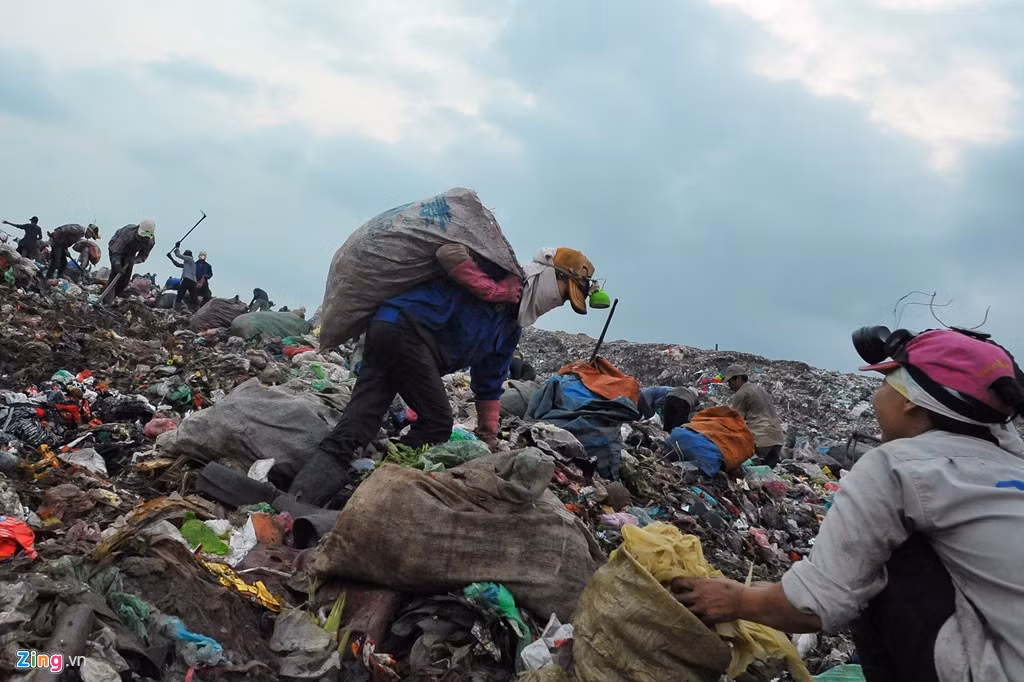 Chị Vân cũng tiết lộ, thu được một kg nilon khá mất thời gian, giá bán chỉ từ 2.000 đồng, nhựa dẻo 5.000 đồng, nhựa chết 3.000 đồng, sắt thép khoảng 2.000 đồng nhưng tùy thời điểm.