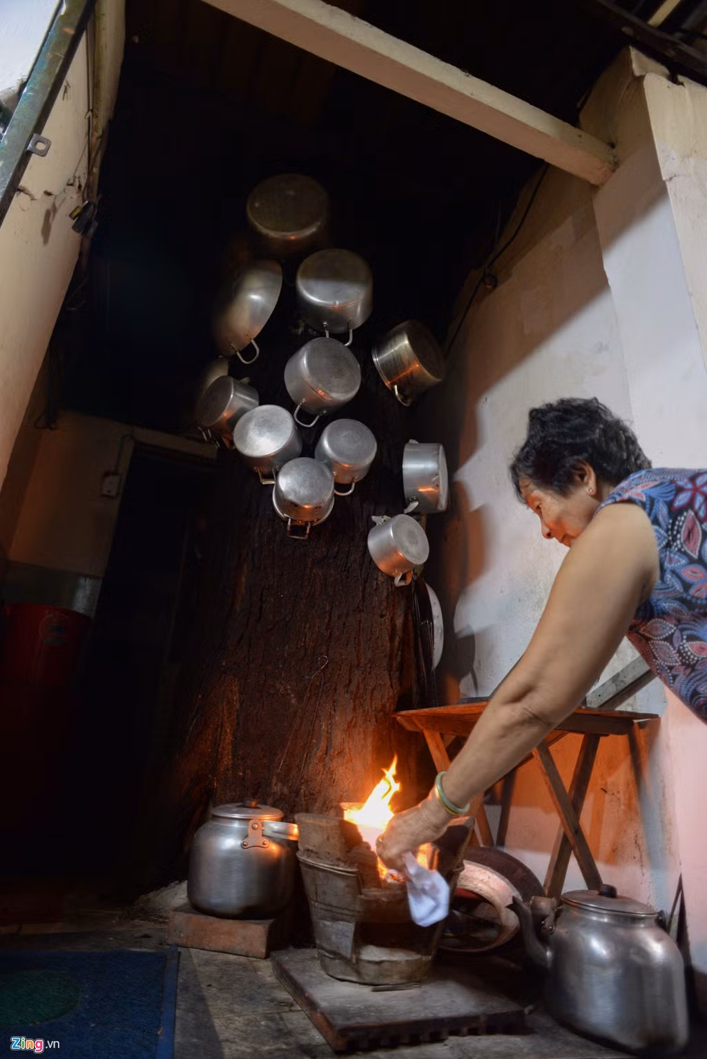 Gia đình bà Nguyễn Thị Ba (70 tuổi) có 20 thành viên sống chen chúc trong căn nhà chật hẹp. 5 người con lớn lên kết hôn xong vẫn không có điều kiện mua nhà riêng nên ở chung với cha mẹ. Để tiện sinh hoạt, bà Ba ngăn từng phòng 10-15 m2 cho mỗi cặp vợ chồng con cái.