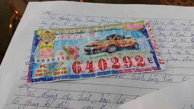 Tấm vé không trúng giải, có cùng số đuôi 92 được Tuyền đánh tráo. Ảnh: Công an cung cấp.