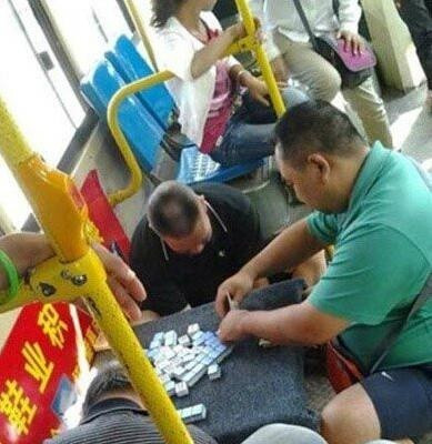 Tranh thủ vận động đầu óc bằng vài ván mạt chược.