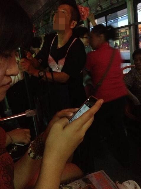 Cứ tưởng rằng hễ mặc nội y như chị em là được nhường ghế sao?