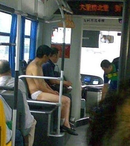 Mặc quần bơi lên xe buýt.