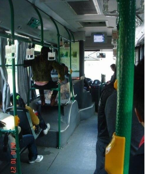 Một thiên thần nội y mới bị sa thải vì quảng cáo sản phẩm quá hớ hênh?