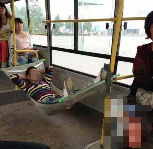 Nhất cử lưỡng tiện! Hình ảnh này có khác nào các quan ngày xưa được khiêng võng đi khắp nơi!