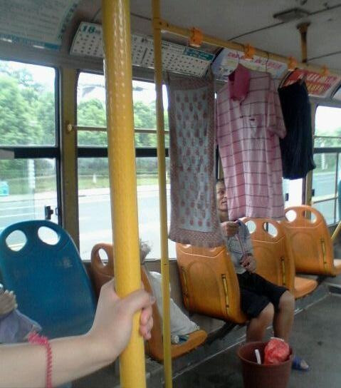 Về nhà không có chỗ phơi đồ nên tranh thủ điều hòa trên xe buýt.