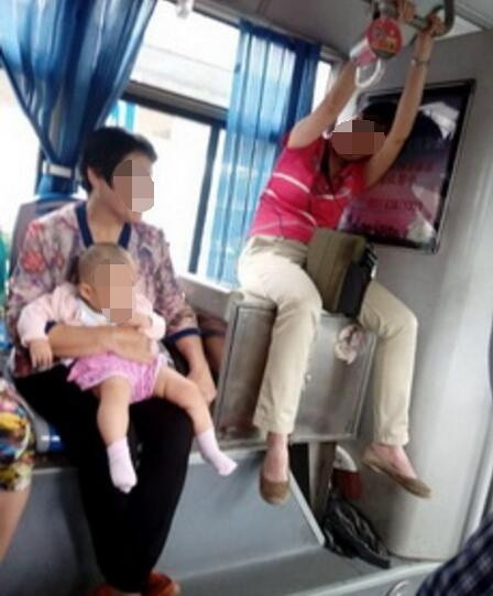 Một vận động viên thể dục dụng cụ tiềm năng cho Olympic lần sau, tập mọi lúc mọi nơi.