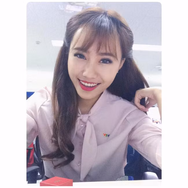 Cô bị ném đá là "làm màu" khi để đầu trần, dầm mưa dẫn tin thời tiết.