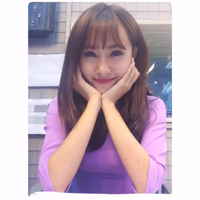 Trong những ngày cơn bão số 3 đổ vào miền Bắc, đoạn clip tường thuật trực tiếp về bão, được quay tại Nam Định của một nữ MC thời tiết xinh đẹp bất ngờ thu hút chú ý của dân mạng.