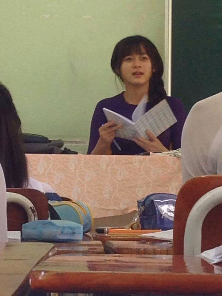 Trước sự trẻ trung bất ngờ của cô, một bạn tên Trang nhận xét: "Đây là cô giáo hay học sinh. Mị thề chị ý mặc áo dài đeo cặp sách đi vô trường chắc bảo vệ cũng chả biết là cô giáo. Xinh thật ý."