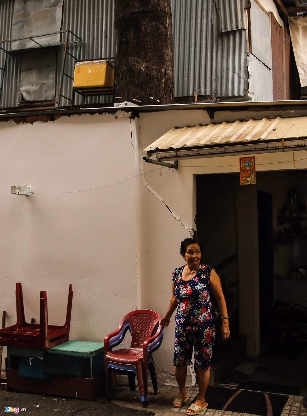 Năm 2005, sau khi xây dựng, nhiều người được lên ở chung cư, một số dời đi nơi khác, chỉ còn 6 hộ dân do thiếu kinh phí nên vẫn phải sống tiếp ở những ngôi nhà cấp 4 ôm xung quanh những thân cây.