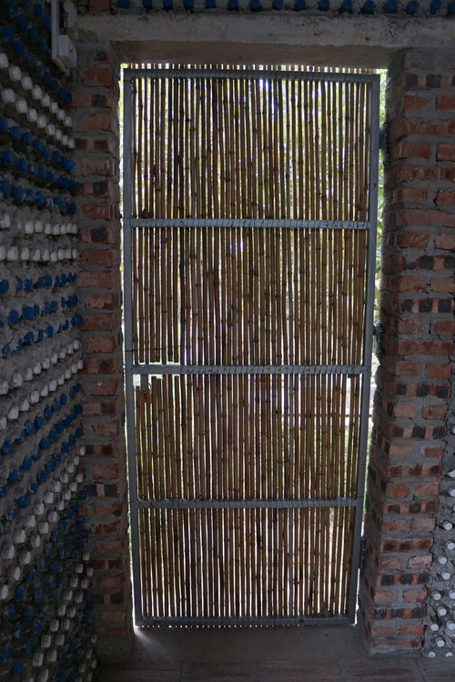 Cửa chính, cửa sổ đều được làm từ tre nứa.