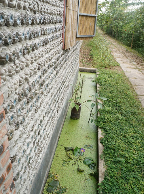 Phía hông của ngôi nhà có một con lạch nước nhỏ để làm mát không khí trong mùa hè.