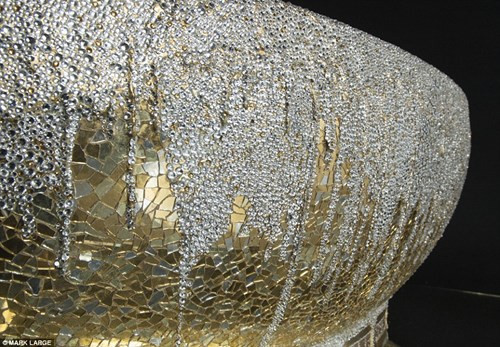 Chia sẻ về khách hàng này, Celia nói: “Tôi biết ông ấy đã có rất nhiều phòng tắm trong nhà và tôi băn khoăn không biết ông ấy có sử dụng đến chiếc bồn tắm này của tôi hay không. Tuy nhiên, đây vẫn là một món đồ đẹp, đặc biệt vào dịp Giáng sinh”.