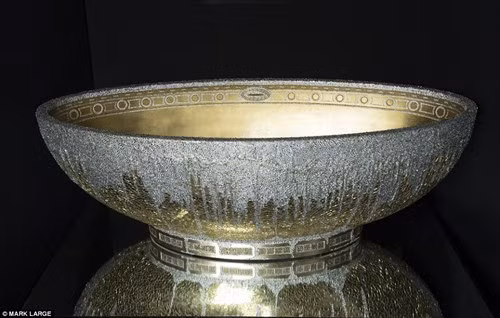 Chiếc bồn tắm này được dát vàng toàn bộ phần bên trong. Mặt ngoài của bồn tắm có đính 250.000 miếng và hạt pha lê lấp lánh.