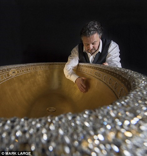 Giá của chiếc bồn tắm này là 100.000 bảng Anh, tương đương gần 3 tỉ đồng.