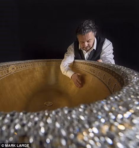 Giá của chiếc bồn tắm này là 100.000 bảng Anh, tương đương gần 3 tỉ đồng.