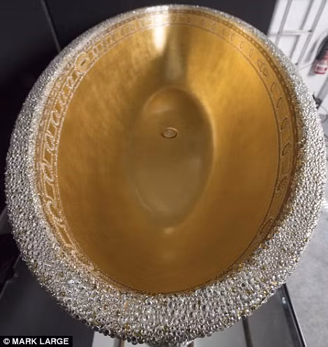 Hiện đã có một người đàn ông Trung Đông đặt mua chiếc bồn tắm sang chảnh này.