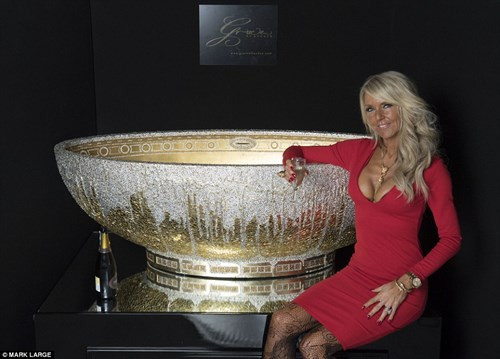 Celia cho biết chiếc bồn tắm này không chỉ là một vật dụng thông thường, mà nó còn thể hiện phong cách và đẳng cấp của người dùng. “Đây là một sản phẩm vệ sinh siêu cao cấp”, Celia nói.