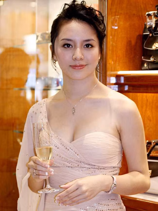 Kết hôn xong, Trương Dương Thiên Lý mang bầu và sinh con tại Mỹ. Hiện tại, cô đã là mẹ của hai bé trai kháu khỉnh. Sau khi kết hôn và làm mẹ, Trương Dương Thiên Lý gần như rời khỏi showbiz. Phải đến 8 năm sau, cô mới xuất hiện trong một sự kiện.