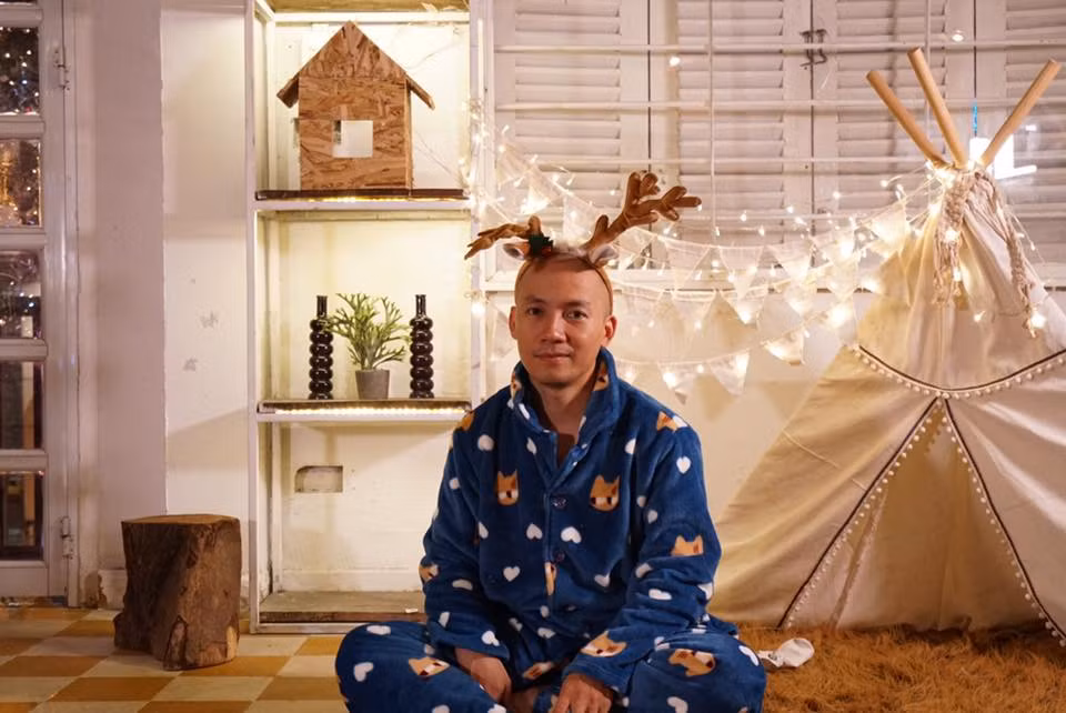 Trước đó, giữa tháng 1/2016, nhiều fan của cặp đôi Tiến Đạt và Hari Won đều bất ngờ và cảm thấy sốc khi họ chính thức chia tay sau 9 năm yêu nhau bởi những mâu thuẫn tình cảm mà cả hai gặp phải trong thời gian họ yêu nhau. Sau khi chia tay, Đinh Tiến Đạt và Hari Won xác định cả hai vẫn làm bạn và luôn dành cho nhau sự tôn trọng.