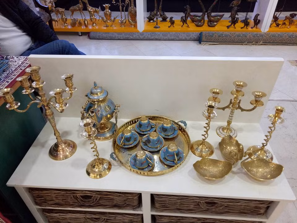 Với những người ít tiền, việc sở hữu những món đồ trang trí tiền triệu quả là không đơn giản. Tuy nhiên, với những gia đình giàu có, việc sở hữu những món đồ này lại … không thành vấn đề. Chia sẻ với phóng viên, anh Long (Hoàng Quốc Việt, Cầu Giấy) cho biết: “Những món đồ đến từ Ấn Độ này rất đẹp và trang nhã, thích hợp để dùng để trang trí cho gian phòng khách. Ấn Độ là đất nước của rất nhiều đồ trang trí đẹp, cầu kỳ, tôi đặc biệt thích”. Anh Long cũng đã mua cho mình một con hổ (theo đúng tuổi của mình) để trang trí nhà dịp tết Đinh Dậu 2017.