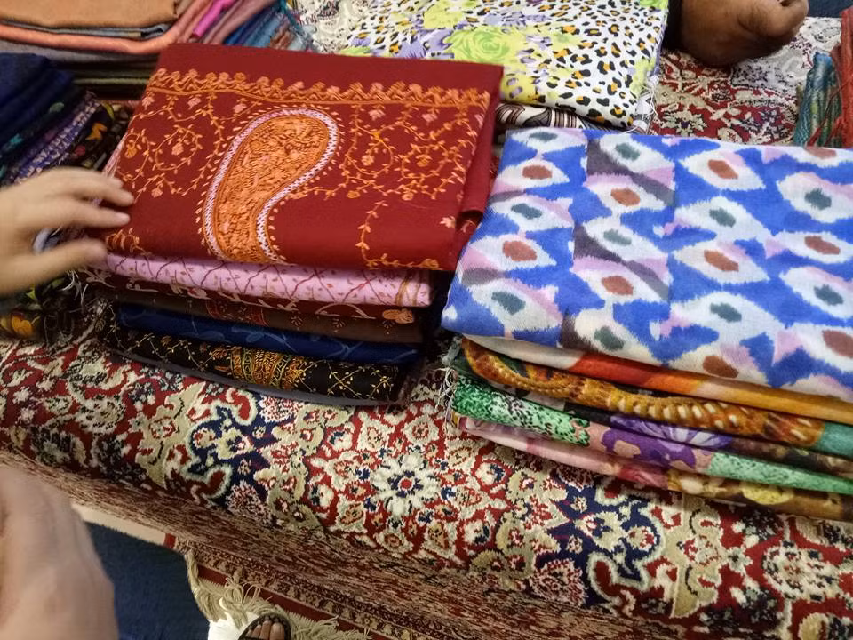 Ngoài hình con vật, gian hàng còn bán những cây đèn nến, bộ ấm chén được chạm khắc cũng tinh xảo như dát vàng sang trọng, hay những chiếc bình dáng dấp cổ, đậm chất sắc màu của đất nước huyền bí. Mức giá của chúng cũng khá đắt đỏ, từ 8 triệu cho đến 80 triệu đồng. Đặc biệt, những chiếc khăn Ấn Độ cũng được bán tại đây. Những chiếc khăn choàng Cashmere, vốn chuyên chỉ dành cho giới thượng lưu, nên không ngạc nhiên khi chúng được bán với mức giá khá cao so với mặt bằng giá khăn đang bán tại Việt Nam: 3 triệu đồng/chiếc. Chiếc khăn này khá phù hợp để dành tặng cho các sếp nữ, hoặc phu nhân các sếp... Trao đổi với phóng viên, chủ gian hàng – một người Ấn Độ cho biết - sức mua của gian hàng không tốt lắm, tuy nhiên cũng có những khách hàng tiềm năng. Anh cho hay, những mặt hàng này hoàn toàn được nhập khẩu từ Ấn Độ, do người Ấn làm ra.